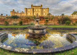 Fontanna przed zamkiem Culzean Castle w Szkocji