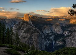 Stany Zjednoczone, Kalifornia, Park Narodowy Yosemite, Punk widokowy, Washburn Point, Góry, Half Dome, Drzewa, Zachód słońca