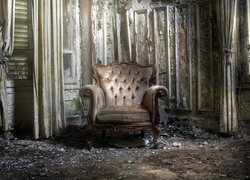 Fotel w zniszczonym wnętrzu