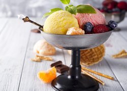 Gałki lodów owocowych w pucharku