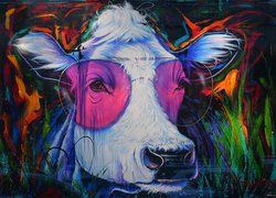 Głowa krowy w różowych okularach na obrazie