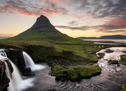 Islandia, Półwysep Snaefellsnes, Góra Kirkjufell, Wodospad Kirkjufellsfoss, Chmury
