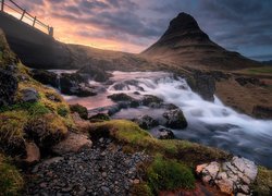 Islandia, Półwysep Snaefellsnes, Góra Kirkjufell, Rzeka, Zachód słońca