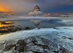 Góra odbita w jeziorze skutym lodem w Islandii