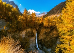 Górski wodospad jesienią