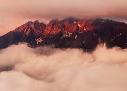 Górskie szczyty Pietra Rossa spowite chmurami