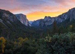 Góry i dolina w Parku Narodowym Yosemite