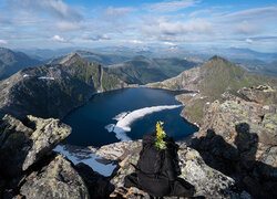 Góry i jezioro na norweskich Lofotach