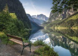Góry i ławka na brzegu jeziora Gosausee w Austrii