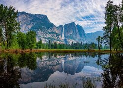 Stany Zjednoczone, Kalifornia, Park Narodowy Yosemite, Góry, Wodospad, Rzeka, Drzewa, Odbicie