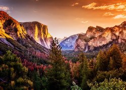 Park Narodowy Yosemite, Góry, Sierra Nevada, Lasy, Drzewa, Jesień, Niebo, Chmury, Przyroda, Kalifornia, Stany Zjednoczone