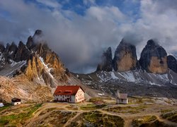 Włochy, Góry Tre Cime di Lavaredo, Dolomity, Mgła, Dom, Chmury