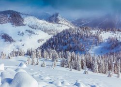 Górzysty krajobraz zimą