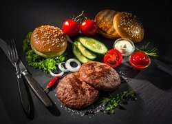 Hamburgery, Składniki, Ogórki, Pomidory, Cebula, Papryka, Sztućce