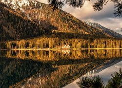 Jesień, Góry, Jezioro, Anterselva Lake, Antholzer See, Dolomity, Drzewa, Modrzewie, Dom, Hotel Seehaus, Odbicie, Włochy