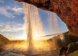 Islandzki wodospad Seljalandsfoss w słonecznym blasku