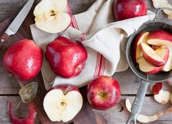 Jabłka i jego cząstki na deskach
