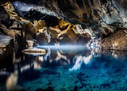 Jaskinia Grjotagja w Islandii
