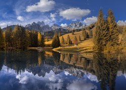 Góry Gosaukamm, Północne Alpy Wapienne, Drzewa, Chmury, Jezioro Almsee, Odbicie, Filzmoos, Austria