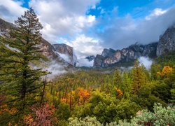 Stany Zjednoczone, Kalifornia, Park Narodowy Yosemite, Góry, Yosemite Valley, Dolina, Jesień, Drzewa, Chmury, Mgła