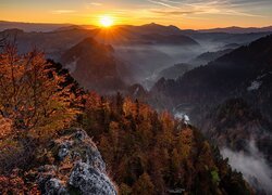 Polska, Góry, Pieniny, Szczyt, Sokolica, Skały, Jesień, Drzewa, Mgła, Wschód słońca