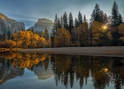 Stany Zjednoczone, Kalifornia, Park Narodowy Yosemite, Góry Sierra Nevada, Rzeka Merced, Kamienie, Drzewa, Promienie słońca