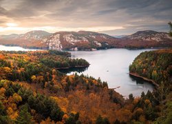Jesienny krajobraz nad jeziorem Killarney w Kanadzie
