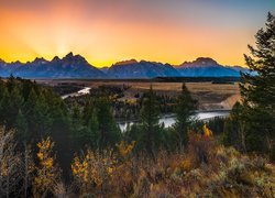 Park Narodowy Grand Teton, Góry, Teton Range, Las, Drzewa, Rzeka, Snake River, Promienie słońca, Stan Wyoming, Stany Zjednoczone