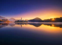 Jezioro Bled o zachodzie słońca