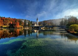 Jezioro Bohinj w Słowenii jesienną porą