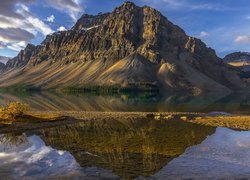 Jezioro Bow Lake i góra Crowfoot Mountain w Parku Narodowym Banff