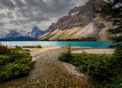 Park Narodowy Banff, Góry, Jezioro, Bow Lake, Kamienie, Drzewa, Chmury, Kanada