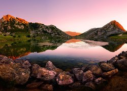 Jezioro Enol w hiszpańskiej Asturii