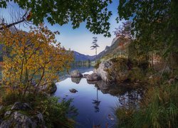 Jezioro Hintersee o poranku w Alpach Bawarskich