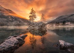 Zima, Jezioro Hintersee, Zachód słońca, Góry Alpy, Drzewa, Skały, Kamienie, Gmina Berchtesgadener, Bawaria, Niemcy