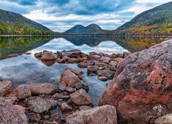 Stany Zjednoczone, Stan Maine, Park Narodowy Acadia, Jezioro Jordan Pond, Kamienie, Skały, Góry, Bubble Mountains