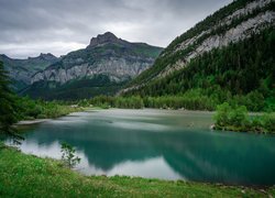 Jezioro Lac de Derborence w Alpach Berneńskich