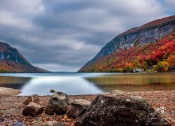Jezioro Lake Willoughby w stanie Vermont jesienią