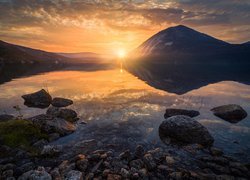 Zachód słońca, Góry, Jezioro Langvatnet, Kamienie, Gmina Sorfold, Region Nordland, Norwegia