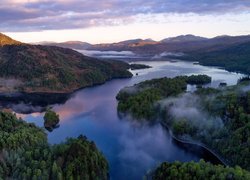 Szkocja, Hrabstwo Stirling, Jezioro Loch Katrine, Park Narodowy Loch Lomond and the Trossachs, Góry, Lasy, Mgła, Z lotu ptaka