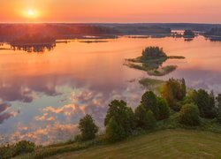 Jezioro Luchanskoye o zachodzie słońca