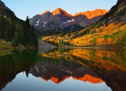 Stany Zjednoczone, Stan Kolorado, Góry Skaliste, Szczyty Maroon Bells, Jezioro Maroon Lake, Drzewa, Odbicie, Jesień