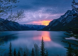 Kanada, Prowincja Alberta, Jezioro Minnewanka, Góry, Wschód Słońca