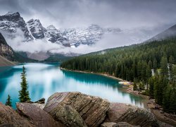 Jezioro Moraine na tle ośnieżonych szczytów w Parku Narodowym Banff w Kanadzie
