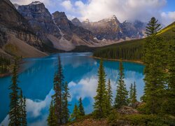 Kanada, Prowincja Alberta, Park Narodowy Banff, Jezioro Moraine, Drzewa, Chmury, Góry