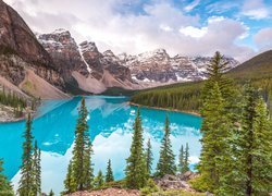 Park Narodowy Banff, Prowincja Alberta, Jezioro, Moraine Lake, Góry, Drzewa, Chmury, Kanada