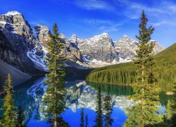 Kanada, Prowincja Alberta, Park Narodowy Banff, Dolina Valley of the Ten Peaks, Jezioro Moraine, Góry, Rzeka, Świerki, Odbicie