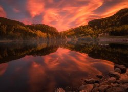 Jezioro, Zachód słońca, Chmury, Góry, Domy, Valdres, Norwegia