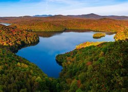 Jezioro otoczone lasami jesienną porą