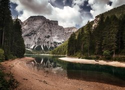 Jezioro Pragser Wildsee w Południowym Tyrolu